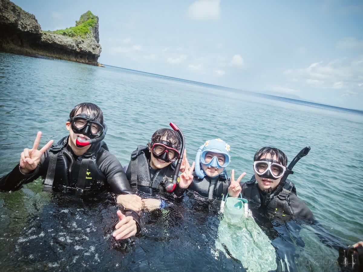 오키나와 패밀리 스노클링을 무사히 마친 참가자의 행복한 가족 사진