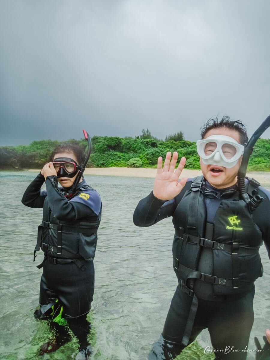 입수 전 밝은 미소의 60대 오키나와 시니어 패밀리 스노클링 참가자 할아버지