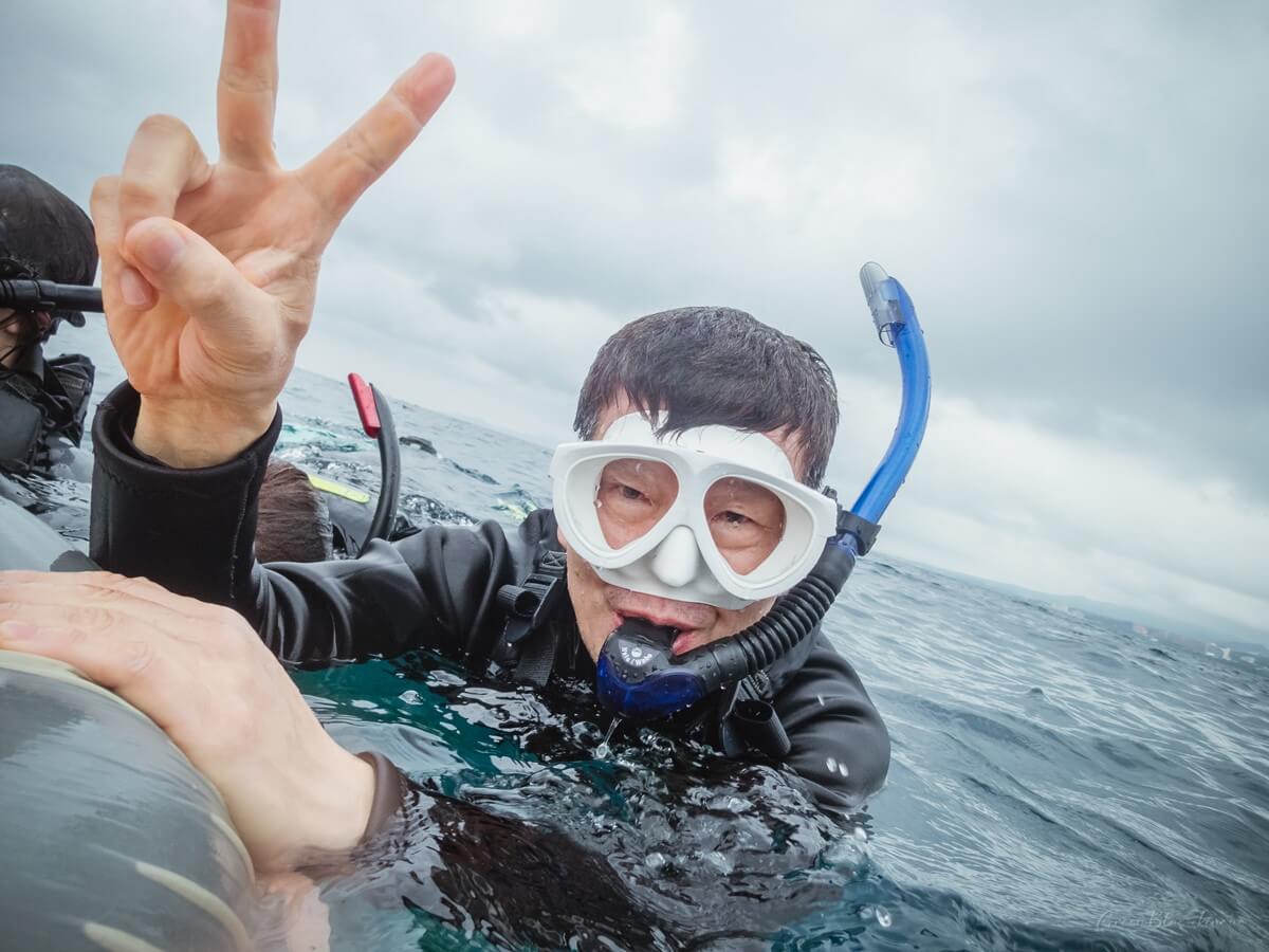 오키나와 바다를 만끽하는 60대 패밀리 스노클링 참가자